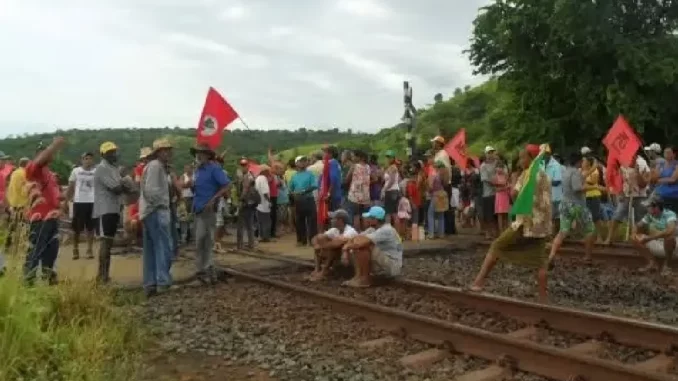 ferrovia caraja invadida